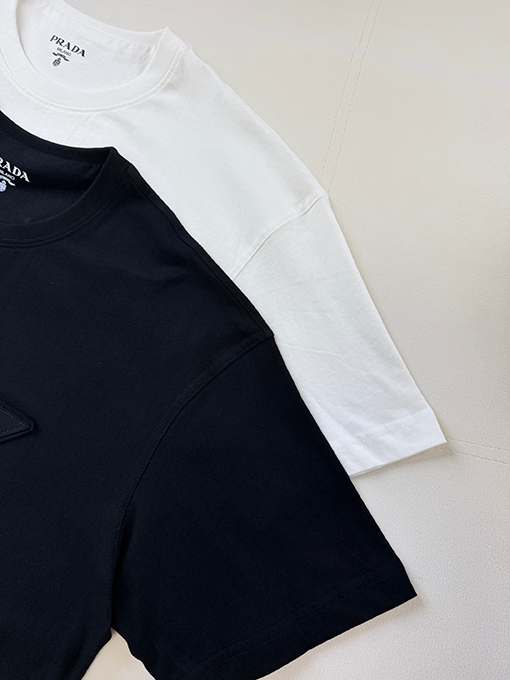 プラダ 三角形のワッペンが付いた半袖Tシャツ