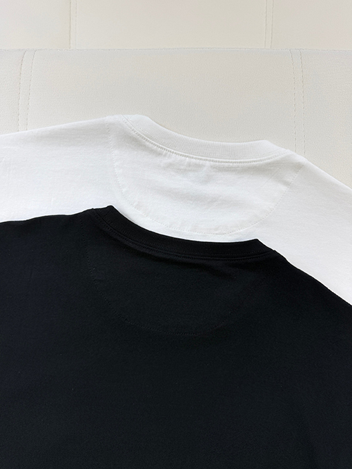 プラダ 三角形のワッペンが付いた半袖Tシャツ