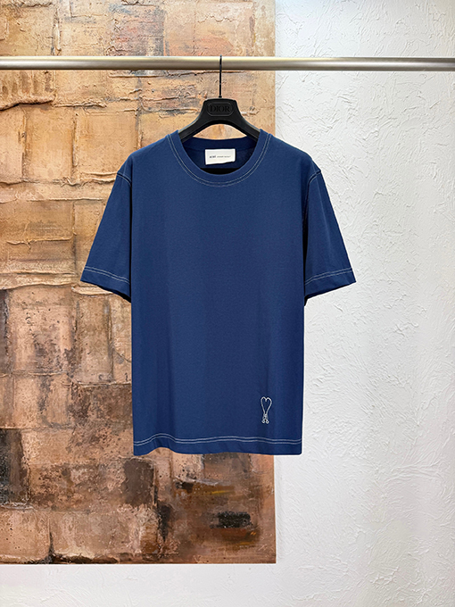 アミ ステッチが目立つボックス型半袖Tシャツ