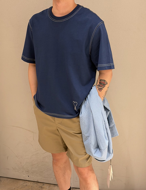 アミ ステッチが目立つボックス型半袖Tシャツ