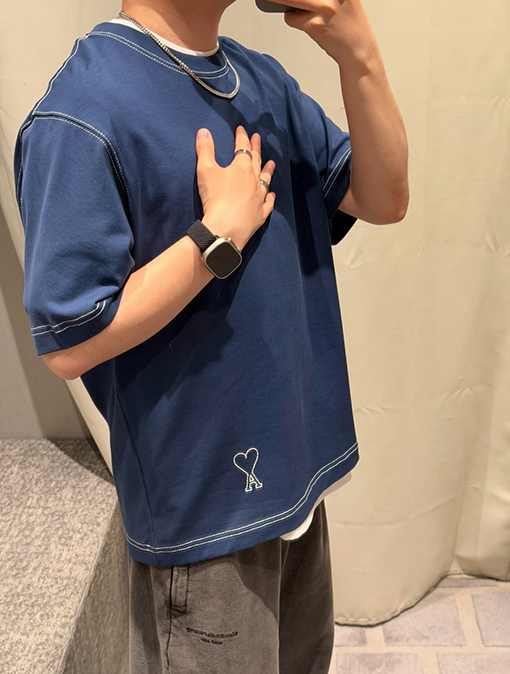 アミ ステッチが目立つボックス型半袖Tシャツ
