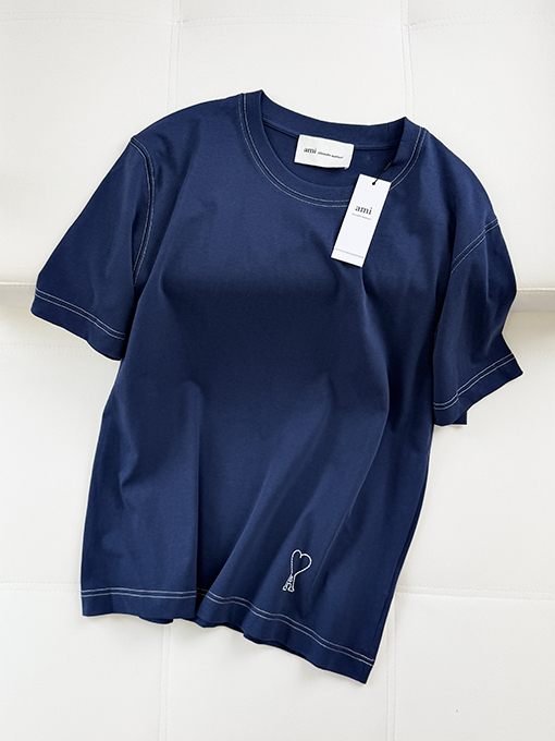 アミ ステッチが目立つボックス型半袖Tシャツ