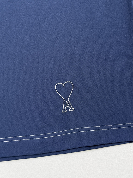 アミ ステッチが目立つボックス型半袖Tシャツ