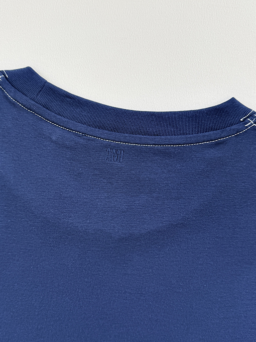 アミ ステッチが目立つボックス型半袖Tシャツ