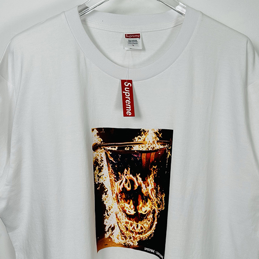 シュプリーム半袖Tシャツコピー コラボレーション作品燃えるアメリカ国旗の写真プリント入り半袖Tシャツ