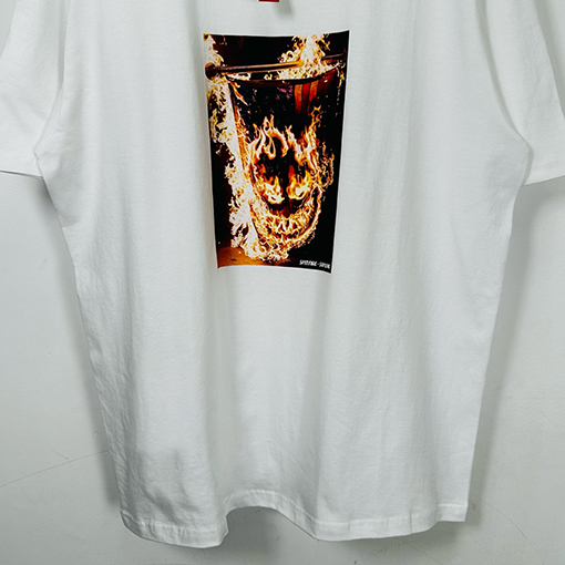 シュプリーム半袖Tシャツコピー コラボレーション作品燃えるアメリカ国旗の写真プリント入り半袖Tシャツ