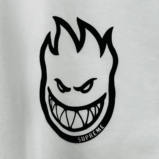 シュプリーム半袖Tシャツコピー コラボレーション作品燃えるアメリカ国旗の写真プリント入り半袖Tシャツ