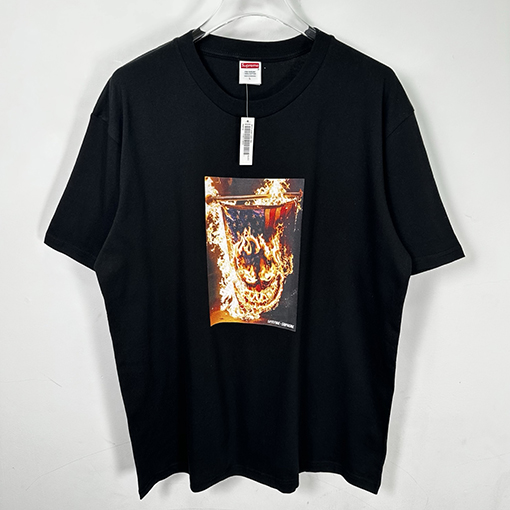 シュプリーム半袖Tシャツコピー コラボレーション作品燃えるアメリカ国旗の写真プリント入り半袖Tシャツ