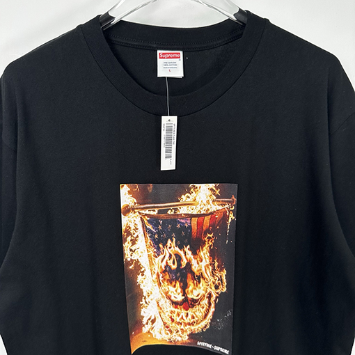 シュプリーム半袖Tシャツコピー コラボレーション作品燃えるアメリカ国旗の写真プリント入り半袖Tシャツ