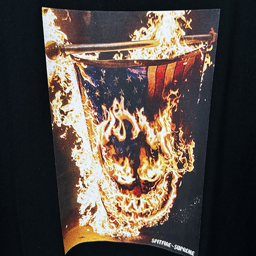 シュプリーム半袖Tシャツコピー コラボレーション作品燃えるアメリカ国旗の写真プリント入り半袖Tシャツ