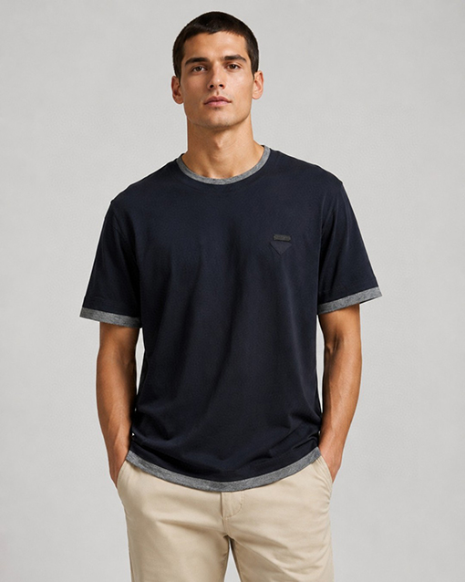 プラダ偽物 三角形のロゴが入った、ツーピース風の半袖Tシャツ