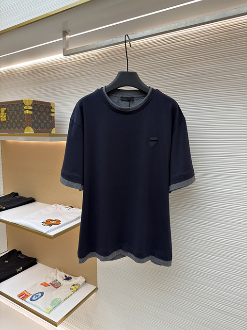 プラダ偽物 三角形のロゴが入った、ツーピース風の半袖Tシャツ