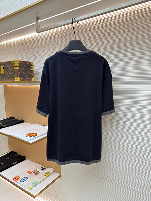 プラダ偽物 三角形のロゴが入った、ツーピース風の半袖Tシャツ