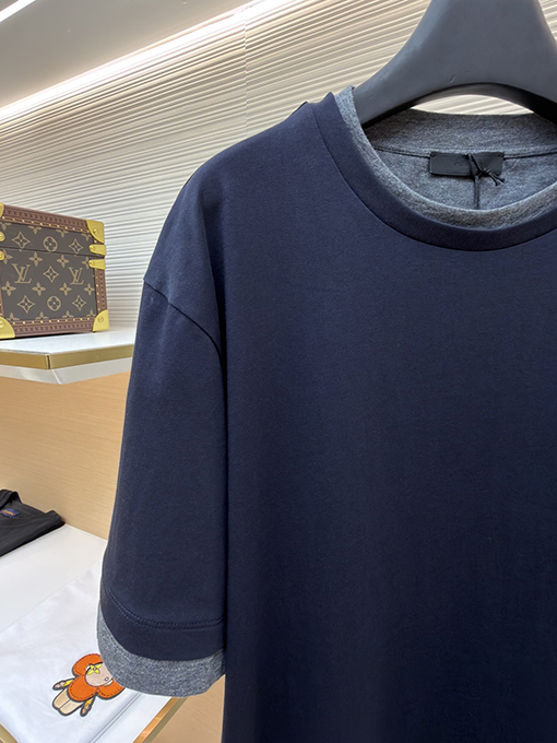プラダ偽物 三角形のロゴが入った、ツーピース風の半袖Tシャツ