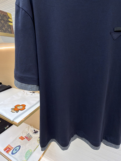 プラダ偽物 三角形のロゴが入った、ツーピース風の半袖Tシャツ