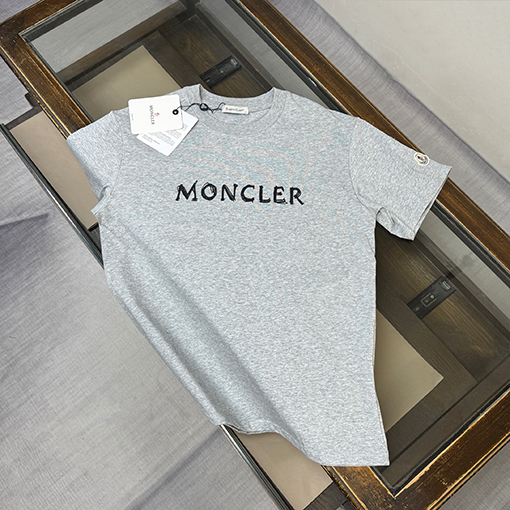 モンクレール Moncler 新作のスタイリッシュなラウンドネック半袖Tシャツ