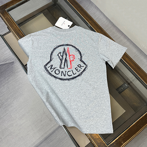 モンクレール Moncler 新作のスタイリッシュなラウンドネック半袖Tシャツ