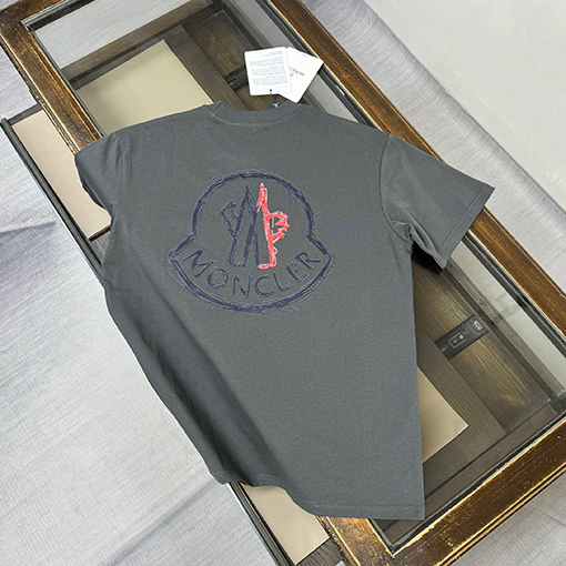 モンクレール Moncler 新作のスタイリッシュなラウンドネック半袖Tシャツ