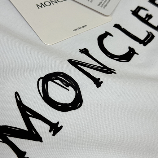 モンクレール Moncler 新作のスタイリッシュなラウンドネック半袖Tシャツ