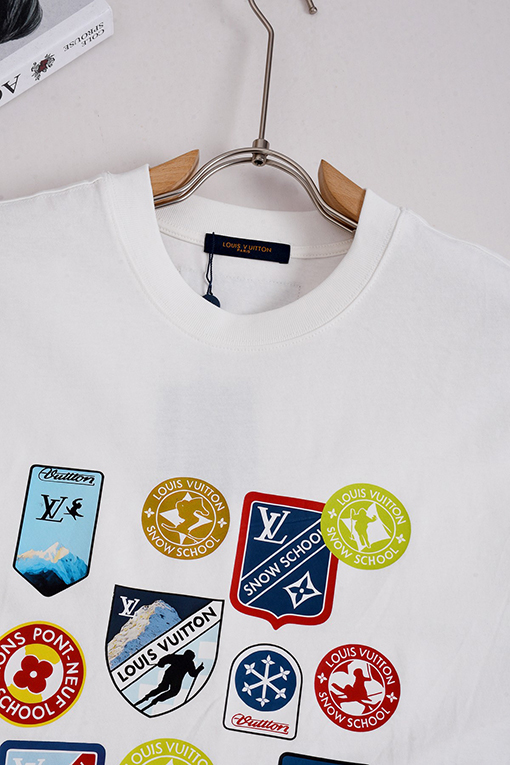 ルイヴィトン偽物 クラシックなロゴプリント入り半袖Tシャツ