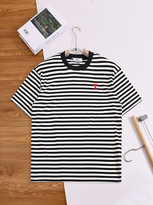 アミ クラシックなストライプ柄のロゴ刺繍入り半袖Tシャツ