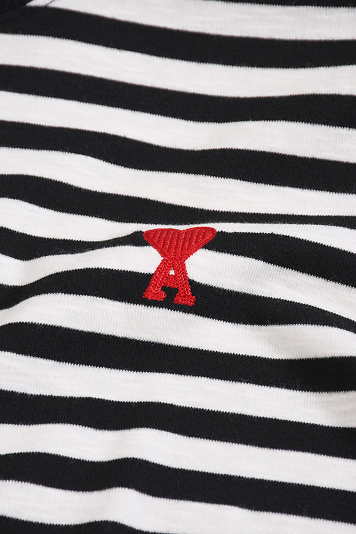 アミ クラシックなストライプ柄のロゴ刺繍入り半袖Tシャツ