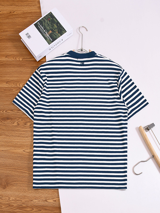 アミ クラシックなストライプ柄のロゴ刺繍入り半袖Tシャツ