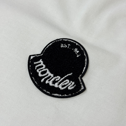 モンクレール クラシックな刺繍ロゴ入り半袖Tシャツ