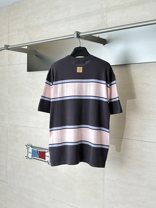 ルイヴィトン偽物 カラーブロックのストライプ柄に文字ロゴ刺繍ニット半袖Tシャツ