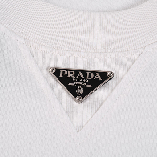 プラダ クラシックなメタルトライアングルロゴの半袖Tシャツ
