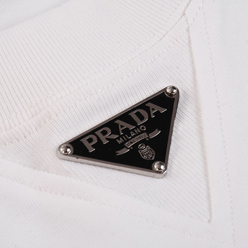 プラダ クラシックなメタルトライアングルロゴの半袖Tシャツ