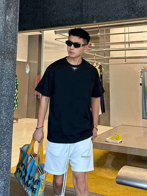 プラダ クラシックなメタルトライアングルロゴの半袖Tシャツ