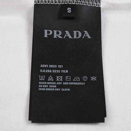 プラダ クラシックなメタルトライアングルロゴの半袖Tシャツ