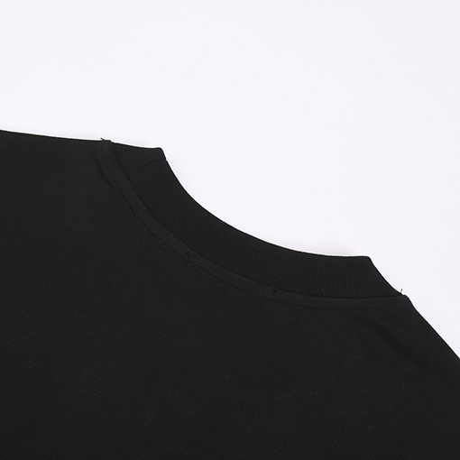 プラダ クラシックなメタルトライアングルロゴの半袖Tシャツ