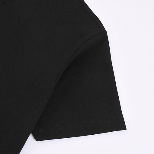 プラダ クラシックなメタルトライアングルロゴの半袖Tシャツ