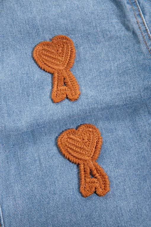 アミ 胸にハートの刺繍が入ったデニムの長袖シャツ