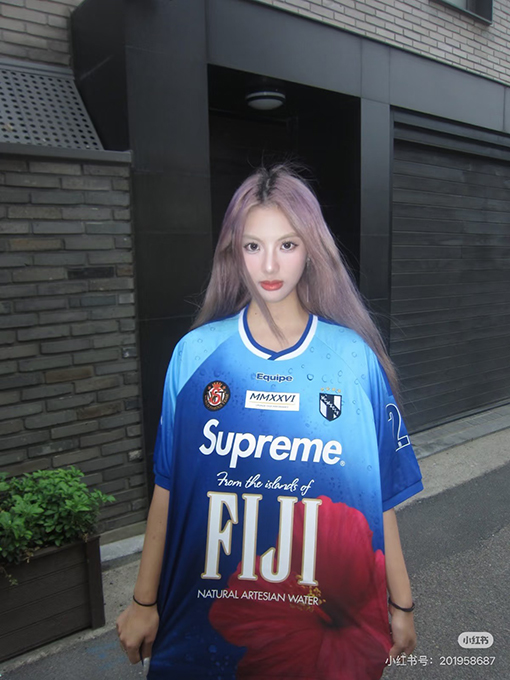 シュプリームスーパーコピー Supreme コラボレーションブランドのハイビスカス柄ティアドロップグラデーション半袖サッカージャージ