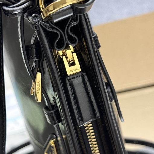 プラダ Bonnie レディースヴィンテージのオイルワックスレザー製ミニショルダーバッグ