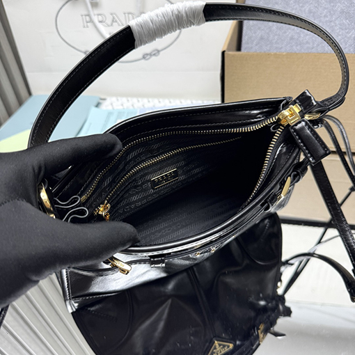 プラダ Bonnie レディースヴィンテージのオイルワックスレザー製ミニショルダーバッグ