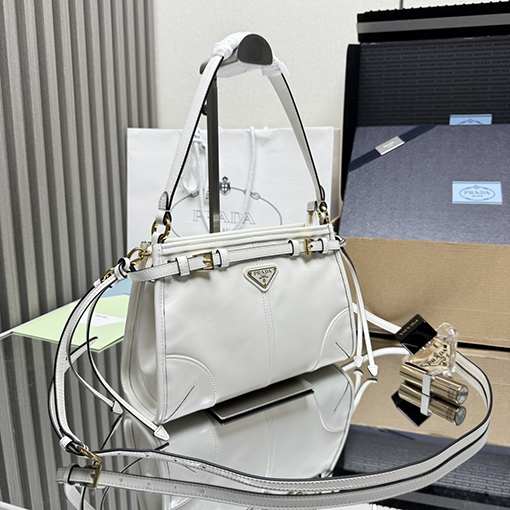 プラダ Bonnie レディースヴィンテージのオイルワックスレザー製ミニショルダーバッグ