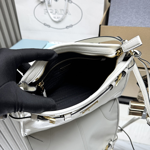 プラダ Bonnie レディースヴィンテージのオイルワックスレザー製ミニショルダーバッグ