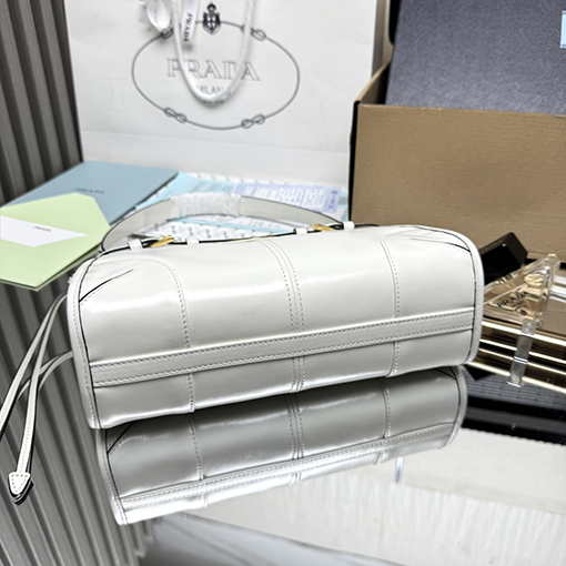 プラダ Bonnie レディースヴィンテージのオイルワックスレザー製ミニショルダーバッグ