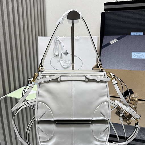 プラダ Bonnie レディースヴィンテージのオイルワックスレザー製ミニショルダーバッグ