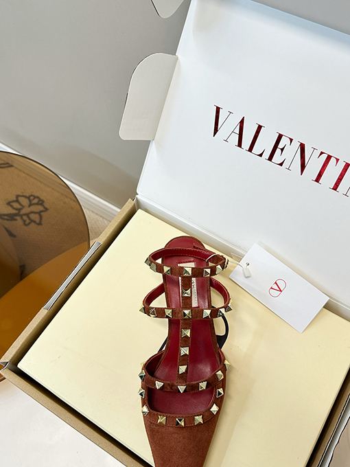 ヴァレンティノ レディーススタッズ付きキトゥンヒールサンダル