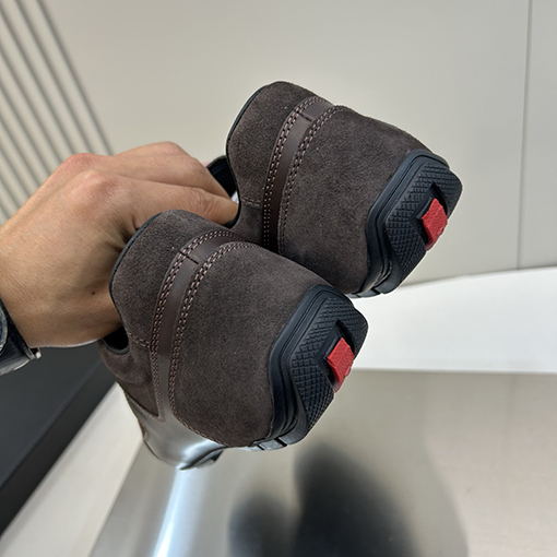 プラダ偽物 スエードのフルカバータイプのドライビングシューズ