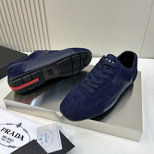 プラダ偽物 スエードのフルカバータイプのドライビングシューズ