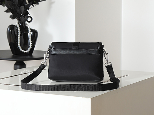 プラダ Re-Nylon 牛革とナイロン製の布製スマホケース