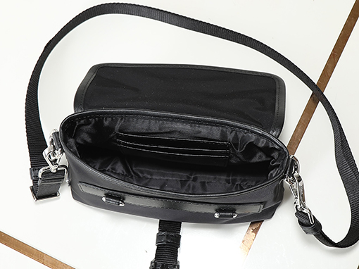 プラダ Re-Nylon 牛革とナイロン製の布製スマホケース