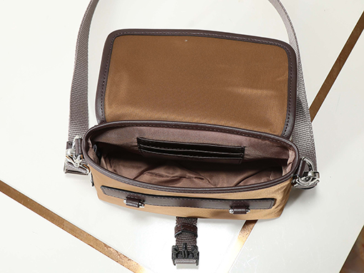 プラダ Re-Nylon 牛革とナイロン製の布製スマホケース