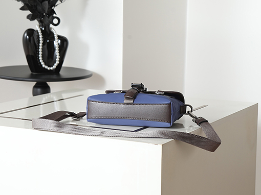 プラダ Re-Nylon 牛革とナイロン製の布製スマホケース